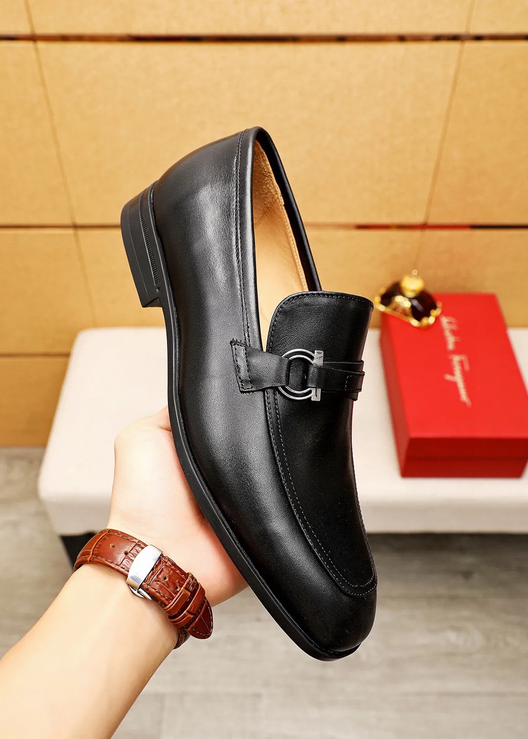 Men's shoes 💰480 💐 Product trademark: Ferragamo "Ferragamo" casual leather shoes Regular size: 38-44 (45🉑️customized) Product materials: Selected imported first-layer cowhide upper + luxury hardware buckle, imported water-dyed cowhide leather lining. Strong three-dimensional visual effect, original rubber outsole Color: 3⃣️seed leather materials available